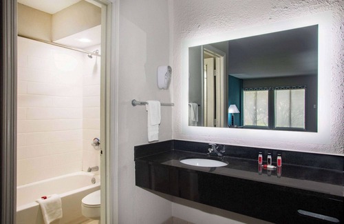 Mobile Hotel | Days Inn by Wyndham Mobile I-65