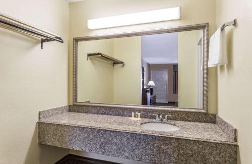 Orange Hotel | Days Inn by Wyndham Orange