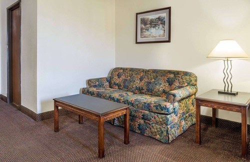 Mitchell Hotel | Days Inn by Wyndham Pontoon Beach