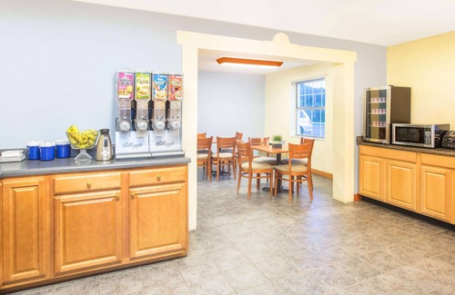 Hollins Hotel | Days Inn by Wyndham Roanoke/Hollins Near I-81