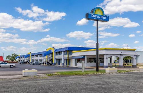 Salina Hotel | Days Inn by Wyndham Salina South