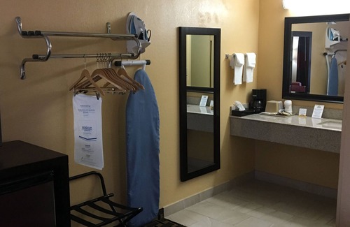 Indian Beach Sapphire Shores Hotel | Days Inn by Wyndham Sarasota Bay