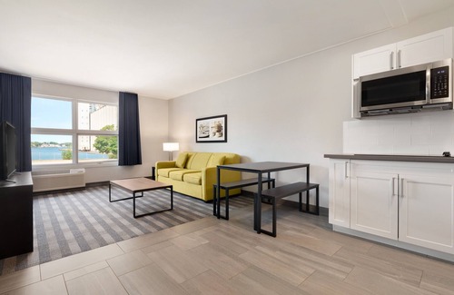 Sarnia Hotel | Days Inn by Wyndham Sarnia Harbourfront