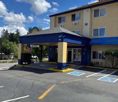 Hillwood Hotel | Days Inn by Wyndham Seattle Aurora