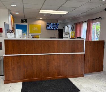 Hillwood Hotel | Days Inn by Wyndham Seattle Aurora