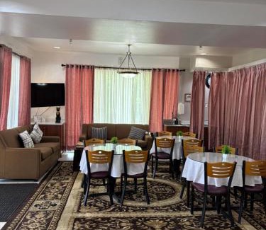 Hillwood Hotel | Days Inn by Wyndham Seattle Aurora