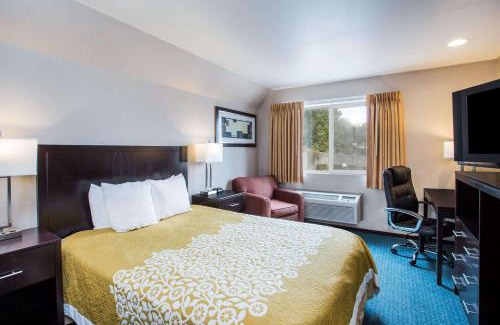 Hillwood Hotel | Days Inn by Wyndham Seattle Aurora