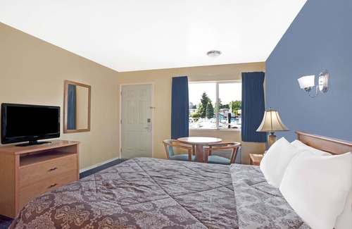 Licton Springs Hotel | Days Inn by Wyndham Seattle North of Downtown