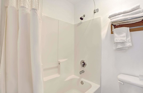 Licton Springs Hotel | Days Inn by Wyndham Seattle North of Downtown