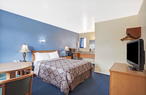 Licton Springs Hotel | Days Inn by Wyndham Seattle North of Downtown