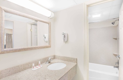 Secane Hotel | Days Inn by Wyndham Springfield/Phil.Intl Airport