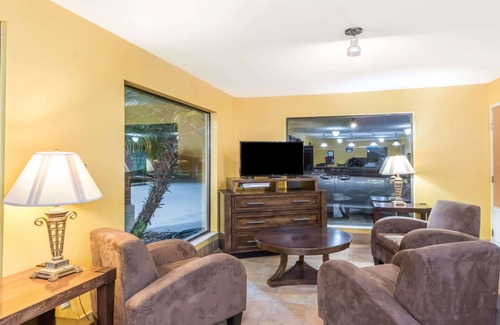 Sulphur Hotel | Days Inn by Wyndham Sulphur LA