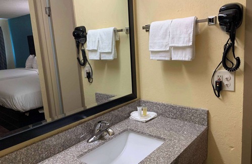 Troy Hotel | Days Inn by Wyndham Troy IL
