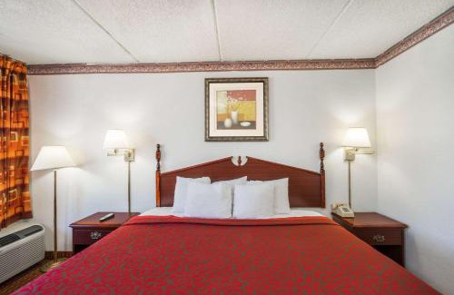Hurricane Mills Hotel | Days Inn by Wyndham Hurricane Mills
