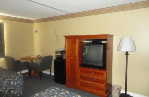 West Branch Hotel | Days Inn by Wyndham West Branch Iowa City Area