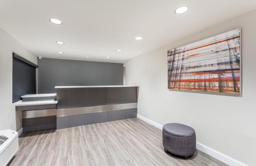 Raisin Hotel | Days Inn by Wyndham Yosemite Area