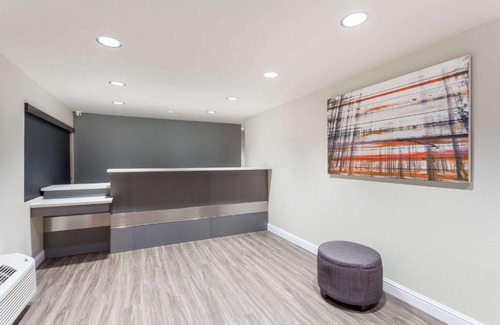 Raisin Hotel | Days Inn by Wyndham Yosemite Area