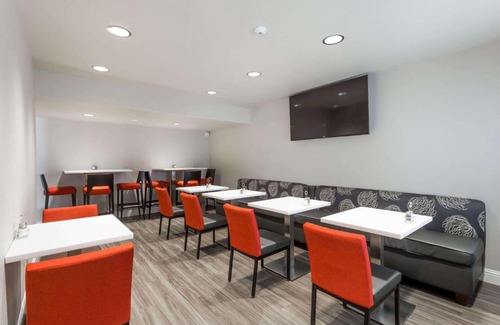 Raisin Hotel | Days Inn by Wyndham Yosemite Area