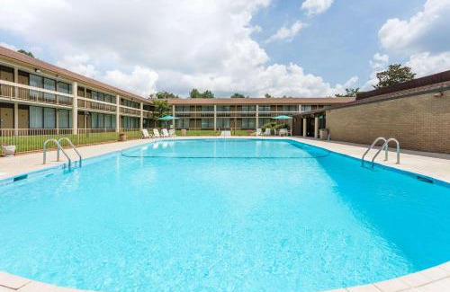 West Southern Pines Hotel | Days Inn & Conf Center by Wyndham Southern Pines Pinehurst