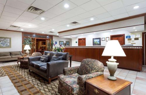 West Southern Pines Hotel | Days Inn & Conf Center by Wyndham Southern Pines Pinehurst