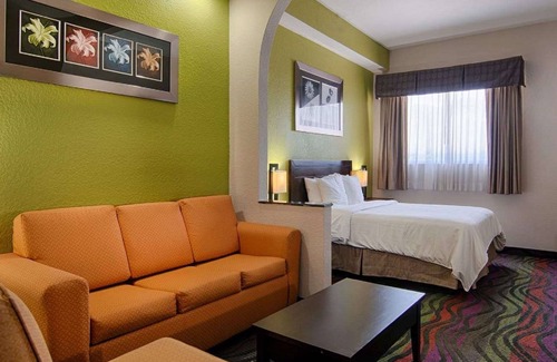 Bonita Springs Hotel | Days Inn & Suites by Wyndham Bonita Springs North Naples