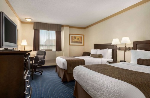 Algoma District Hotel | Days Inn & Suites by Wyndham Sault Ste. Marie ON