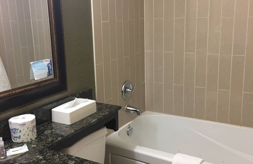Algoma District Hotel | Days Inn & Suites by Wyndham Sault Ste. Marie ON