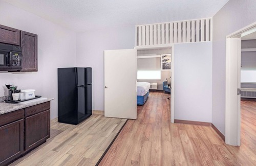 San Antonio Hotel | Days Inn & Suites by Wyndham San Antonio near Frost Bank Center
