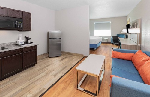 San Antonio Hotel | Days Inn & Suites by Wyndham San Antonio near Frost Bank Center