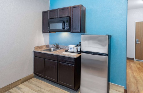 San Antonio Hotel | Days Inn & Suites by Wyndham San Antonio near Frost Bank Center