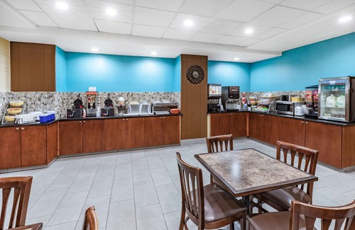 San Antonio Hotel | Days Inn & Suites by Wyndham San Antonio near Frost Bank Center