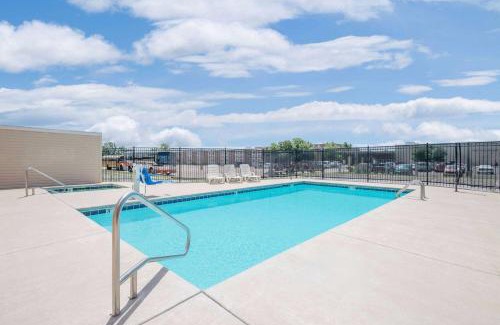 Hutchinson Hotel | Days Inn & Suites by Wyndham Hutchinson