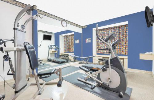 Hutchinson Hotel | Days Inn & Suites by Wyndham Hutchinson
