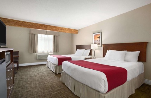 Revelstoke Hotel | Days Inn & Suites by Wyndham Revelstoke