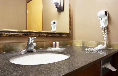 Strathmore Hotel | Days Inn & Suites by Wyndham Strathmore