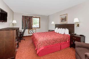 Greater South Side Hotel | Days Inn & Suites by Wyndham Des Moines Airport