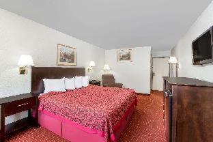 Greater South Side Hotel | Days Inn & Suites by Wyndham Des Moines Airport
