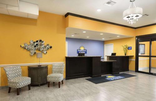 Galveston Hotel | Days Inn & Suites by Wyndham Galveston West/Seawall