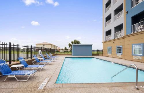 Galveston Hotel | Days Inn & Suites by Wyndham Galveston West/Seawall