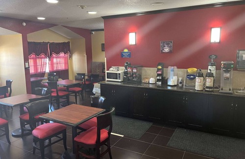 Hutchinson Hotel | Days Inn & Suites by Wyndham Hutchinson