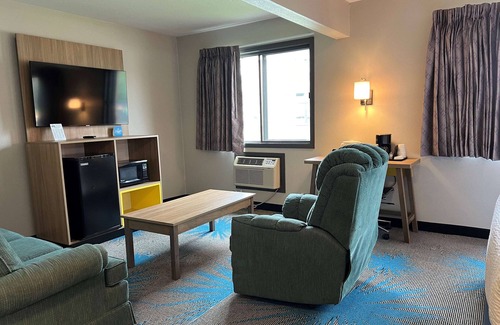 Greater South Side Hotel | Days Inn & Suites by Wyndham Des Moines Airport