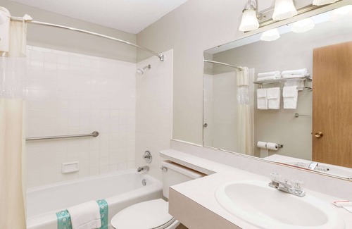Greater South Side Hotel | Days Inn & Suites by Wyndham Des Moines Airport
