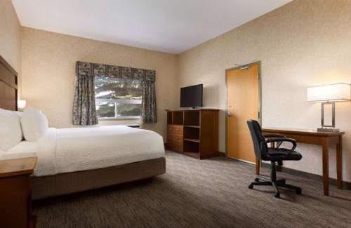 Brooks Hotel | Days Inn & Suites by Wyndham Brooks