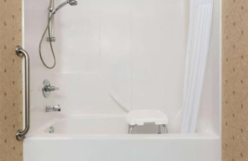 Brooks Hotel | Days Inn & Suites by Wyndham Brooks