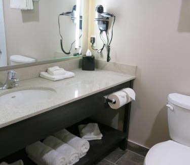 Lindsay Hotel | Days Inn & Suites by Wyndham Lindsay
