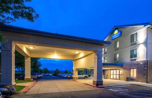 Dupont Hotel | Days Inn & Suites by Wyndham Denver International Airport