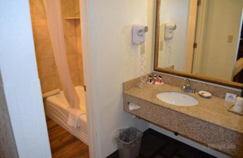 Lodi Hotel | Days Inn & Suites by Wyndham Lodi