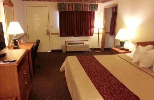 Monroe Hotel | Days Inn & Suites by Wyndham Monroe