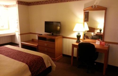 Monroe Hotel | Days Inn & Suites by Wyndham Monroe
