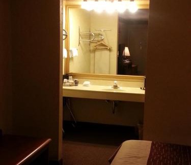 Monroe Hotel | Days Inn & Suites by Wyndham Monroe